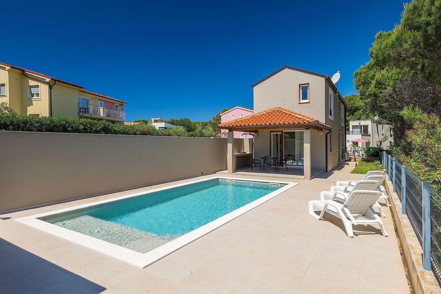 250 Meter Zum Strand Mit Privatpool, Bbq, Klima Premantura Croatia