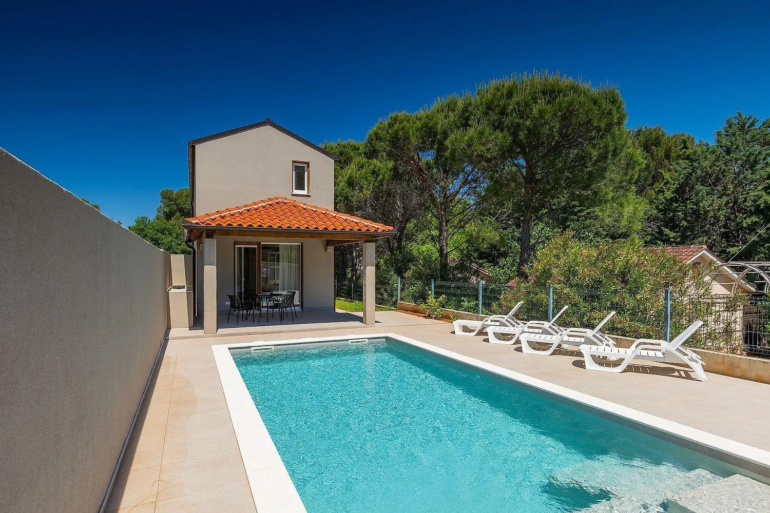 Holiday home 250 Meter Zum Strand Mit Privatpool, Bbq, Klima Premantura Croatia