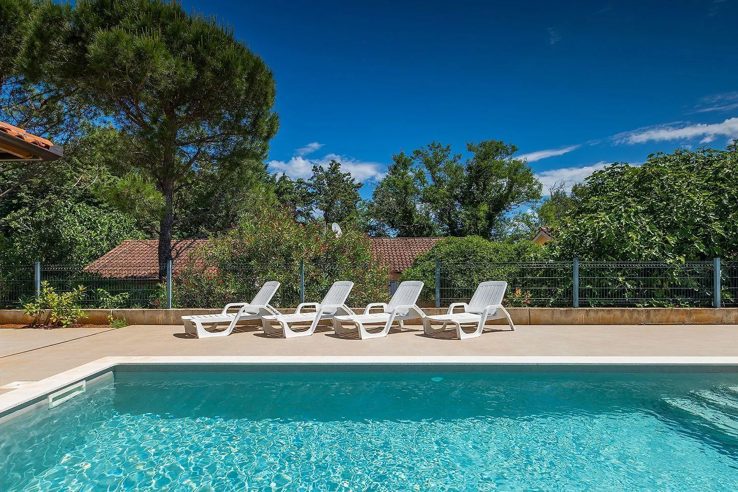 250 Meter Zum Strand Mit Privatpool, Bbq, Klima Premantura Holiday home
