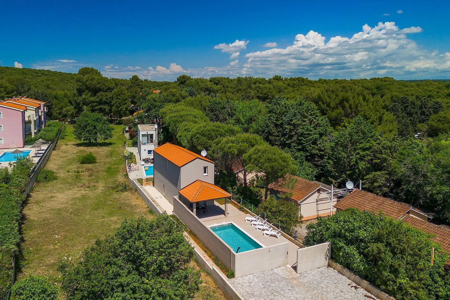 Holiday home 250 Meter Zum Strand Mit Privatpool, Bbq, Klima Premantura